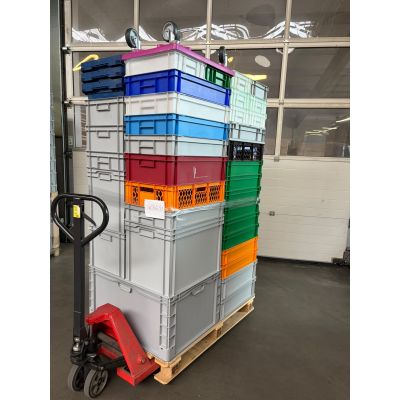 Palette mit 38 Boxen 600x400, 7 Boxen 400x300, 2 Boxen 300x200, 1 Box 800x600 und 1 Transportroller in div. Höhen in div. Farben - Neuware - leicht verschmutzt