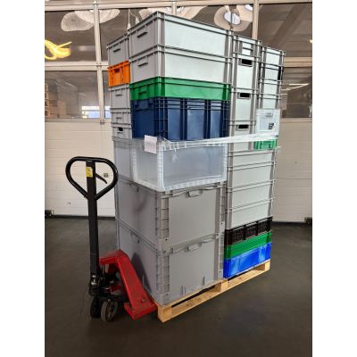 Palette mit 32 Boxen 600x400, 6 Boxen 400x300,  7 Boxen 300x200,  2 Boxen 800x600, 1 Transportroller in div. Höhen in div. Farben - Neuware - leicht verschmutzt