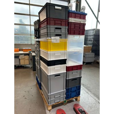 Palette mit 39 Boxen 600x400, 14 Boxen 400x300 in div. Höhen in div. Farben und 1 Transportroller - Neuware - leicht verschmutzt