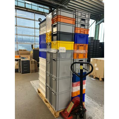 Palette mit 30 Boxen 600x400, 16 Boxen 400x300 , 4 Boxen 300x200 in div. Höhen in div. Farben und 1 Transportroller - Neuware - leicht verschmutzt