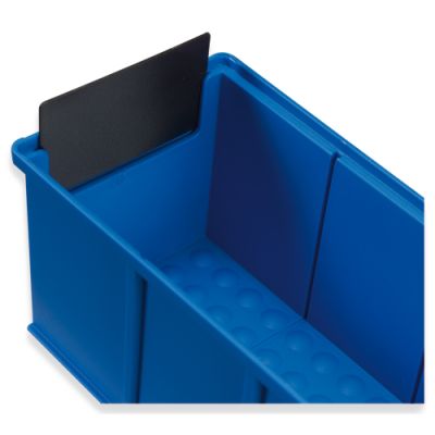 Detailaufnahme einer blauen Industriebox mit einer schwarzen Auszugsicherung