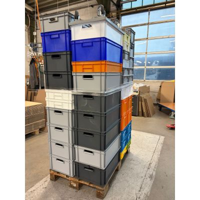 Palette mit 34 Boxen 600x400, 21 Boxen 400x300 , 6 Boxen 300x200 in div. Höhen in div. Farben und 1 Transportroller - Neuware - leicht verschmutzt