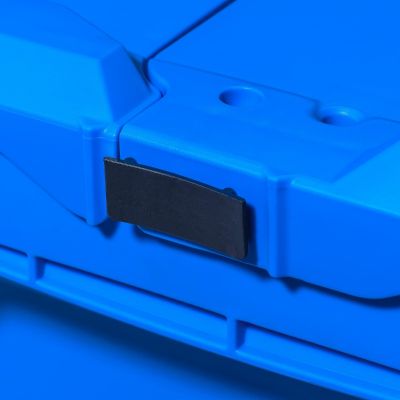 Detailaufnahme einer schwarzen Plombe für einen blauen Mehrwegbehälter Conical