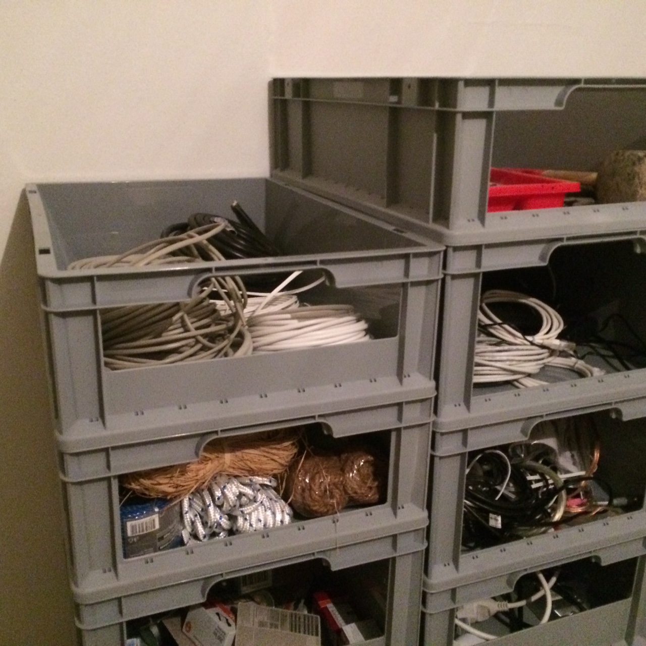 Kunststoffboxen Regal