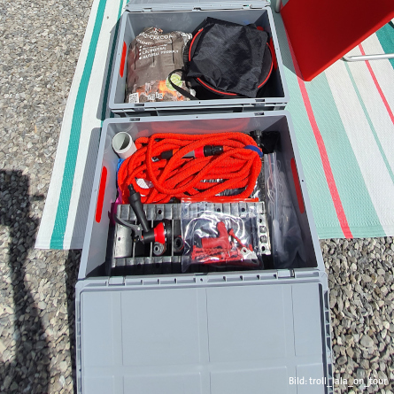 Euroboxen befüllt mit Materialien fürs Camping