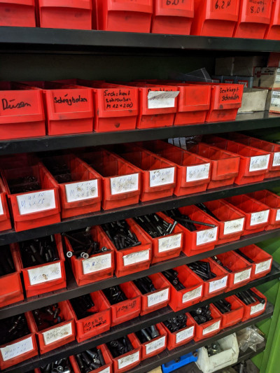 Industrieboxen eignen sich in Verbindung mit einem Regalsystem.