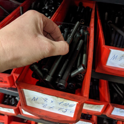 Beschriftbare Industrieboxen f&uuml;r die Lagerung von Schrauben und anderen Kleinteilen.