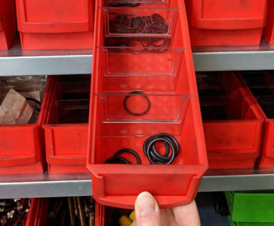 Industriebox mit flexibel integrierbaren Trennstegen zur Unterteilung von Kleinteilen.