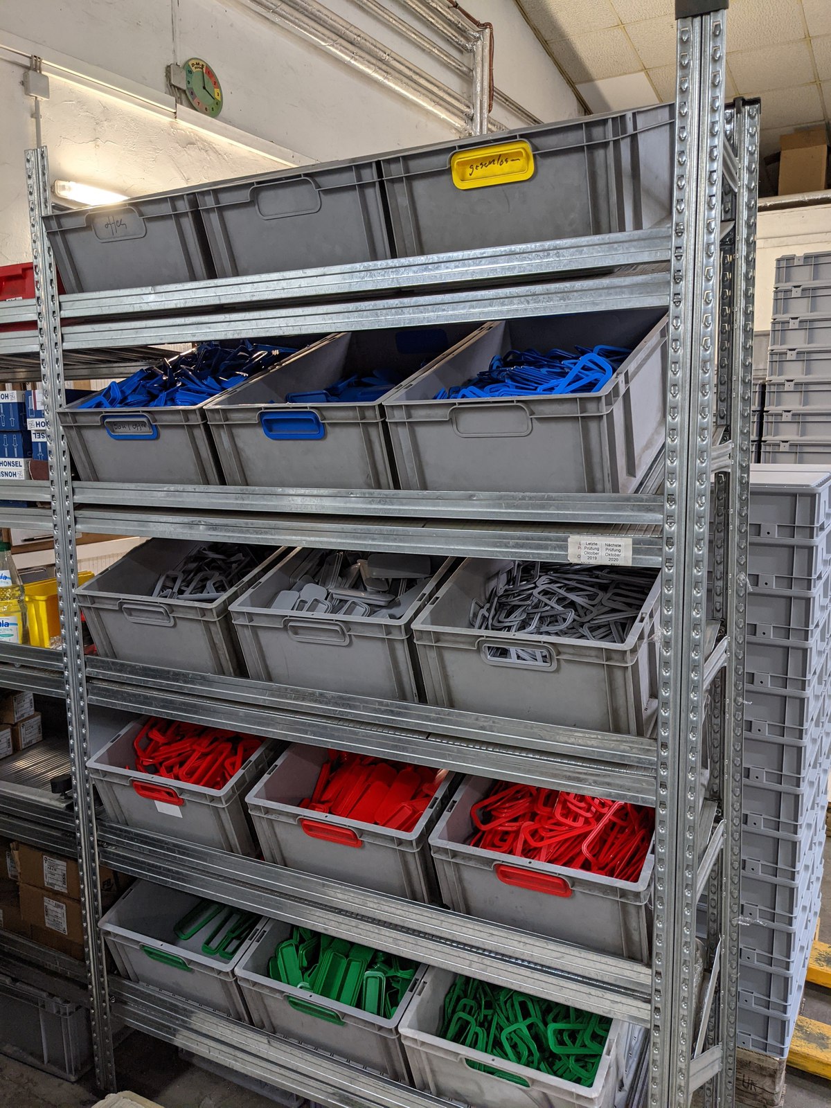 Regalsystem mit Euroboxen.