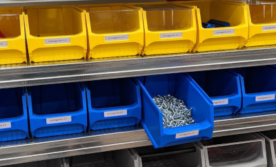 Verschiedenfarbige Sichtlagerboxen f&uuml;r die Kleinteilsortierung.
