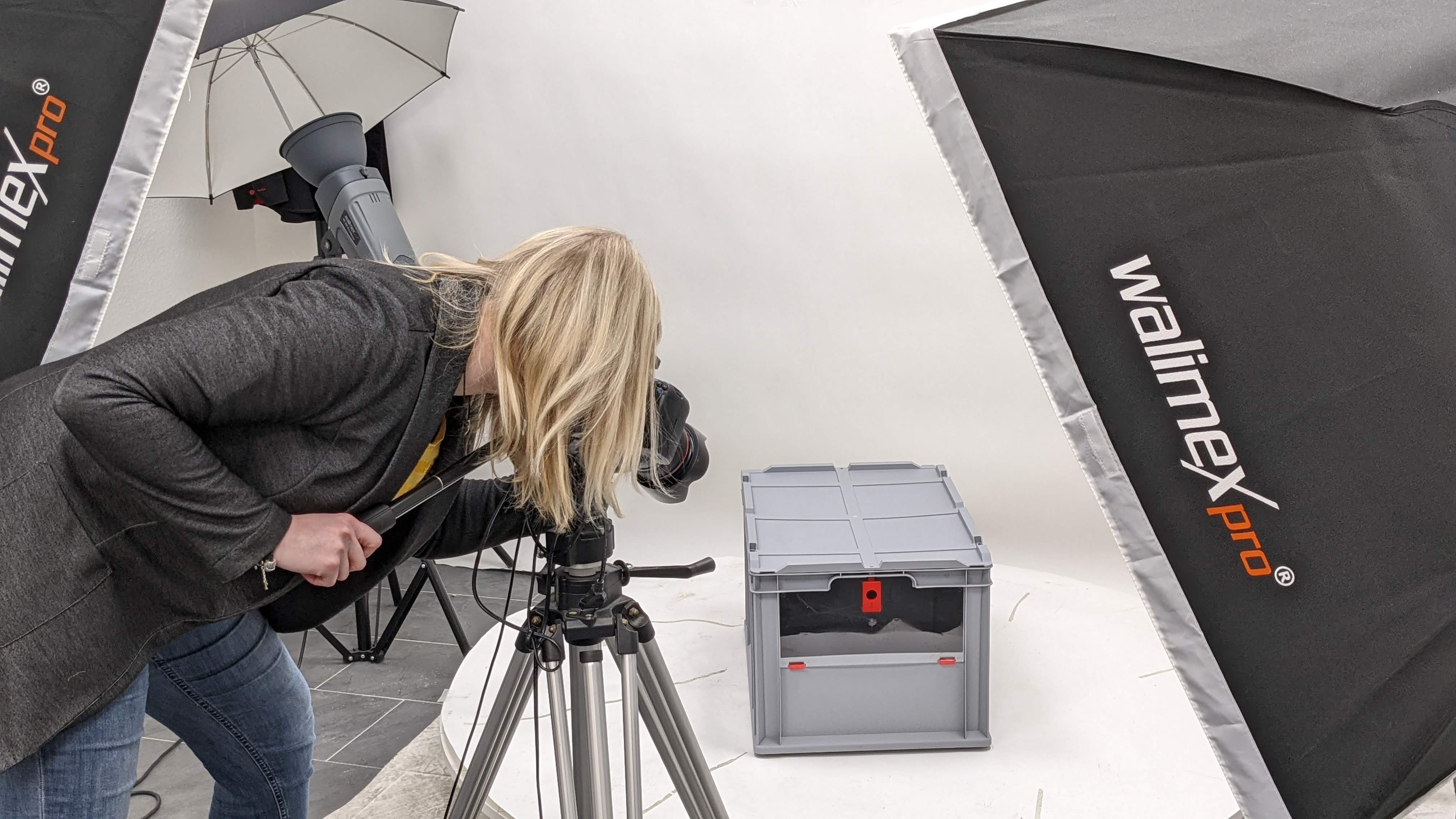 Eine Eurobox wird fotografiert.
