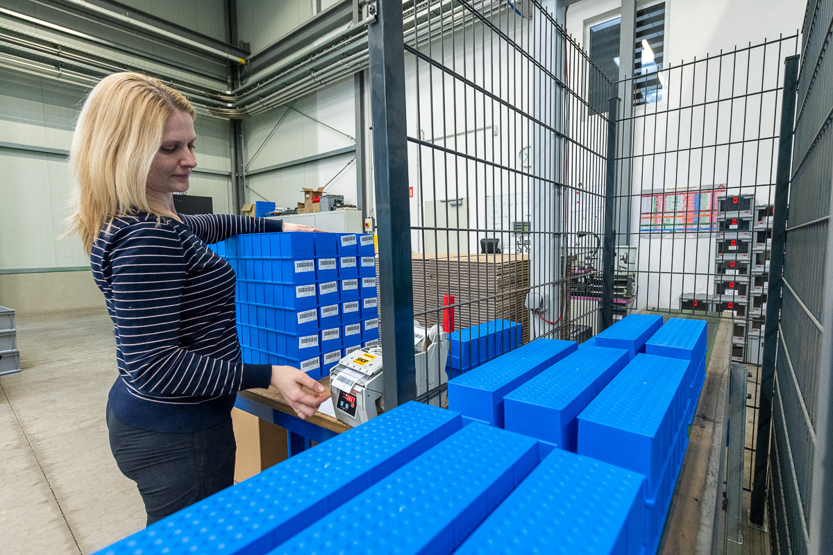 Eine blaue Industriebox wird gefertigt.