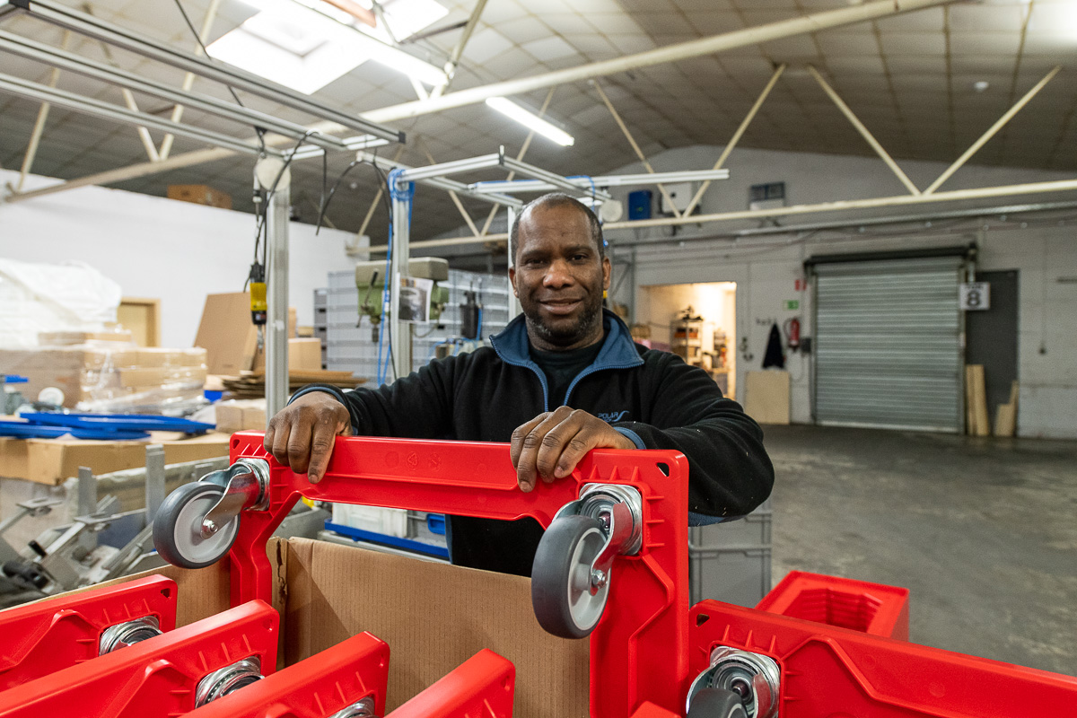 Transportroller werden von einem Mann in einen Karton gepackt