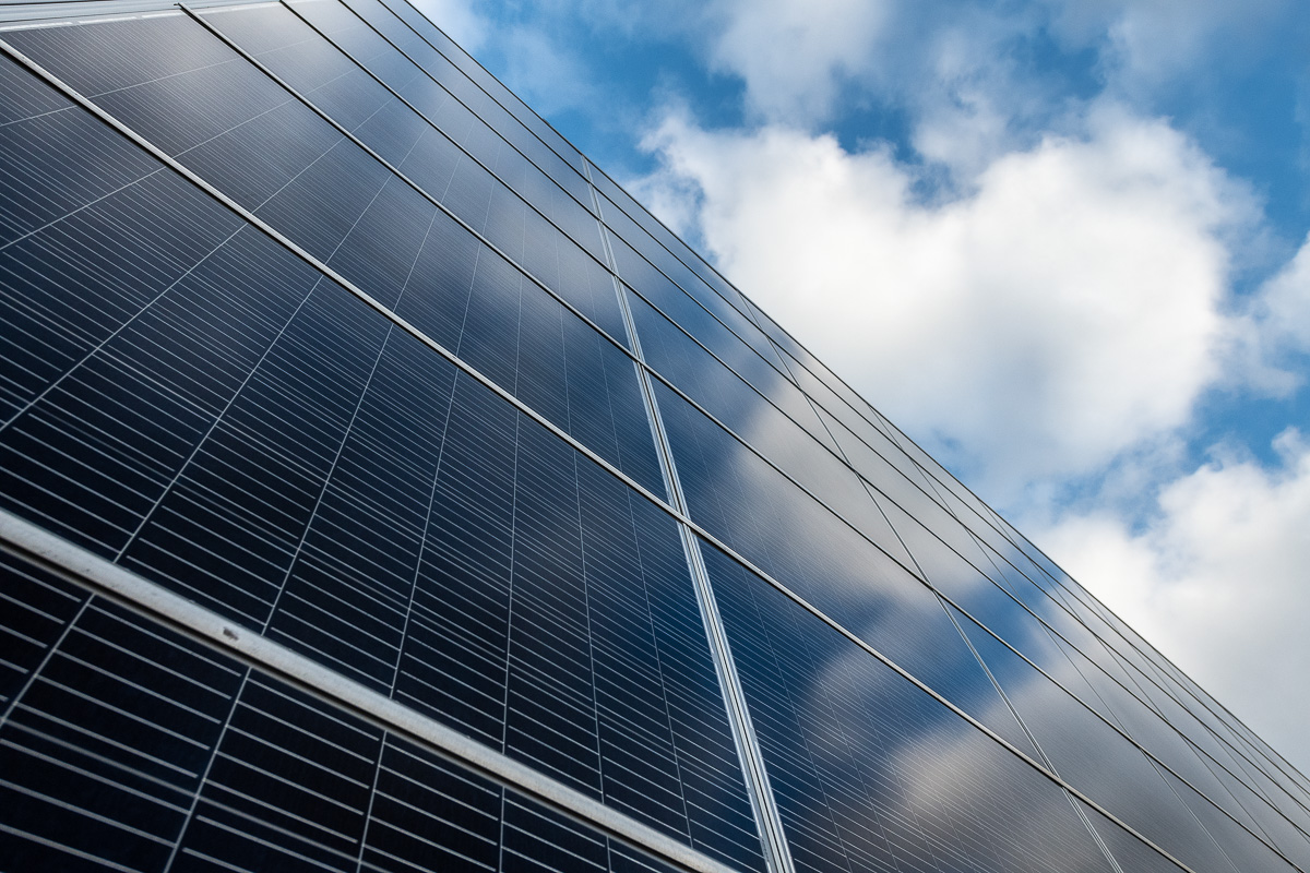 Solaranlage am Gebäude der Firma Müller & Sohn