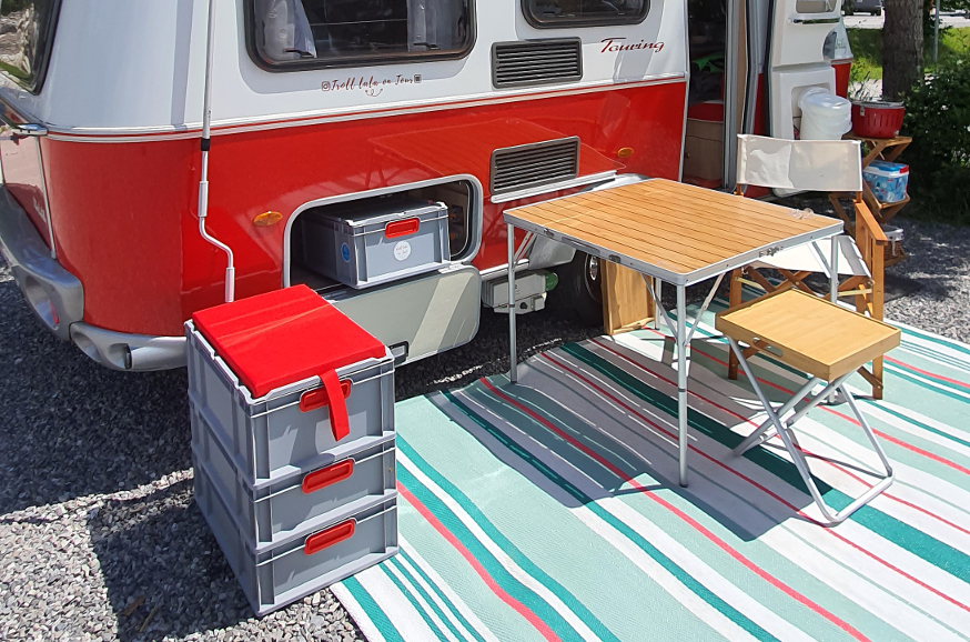 In einem Camper wird der Stauraum unter dem Bett mit Euroboxen genutzt.
