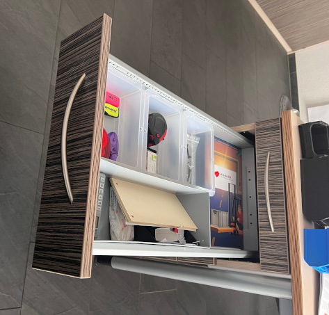 Transluzente Aufbewahrungsboxen in einer Schublade befüllt mit Büromaterialien