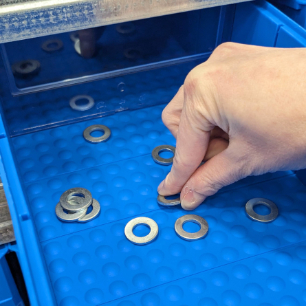 Beschriftbare Sichtlagerboxen für die Lagerung von Schrauben und anderen Kleinteilen.