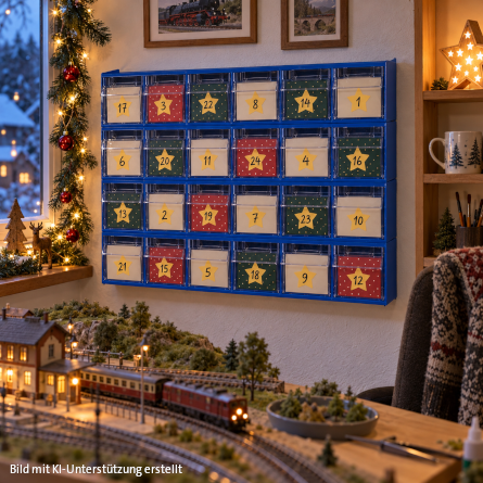Blaues Klappschüttenmagazin VarioPlus-ProFlip6 mit 24 nummerierten Fächern als Adventskalender an der Wand über einer Modelleisenbahnanlage.