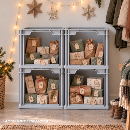 Vier zu einem Regal gestapelten Euroboxen NextGen Store, befüllt mit 24 Adventskalenderpäckchen