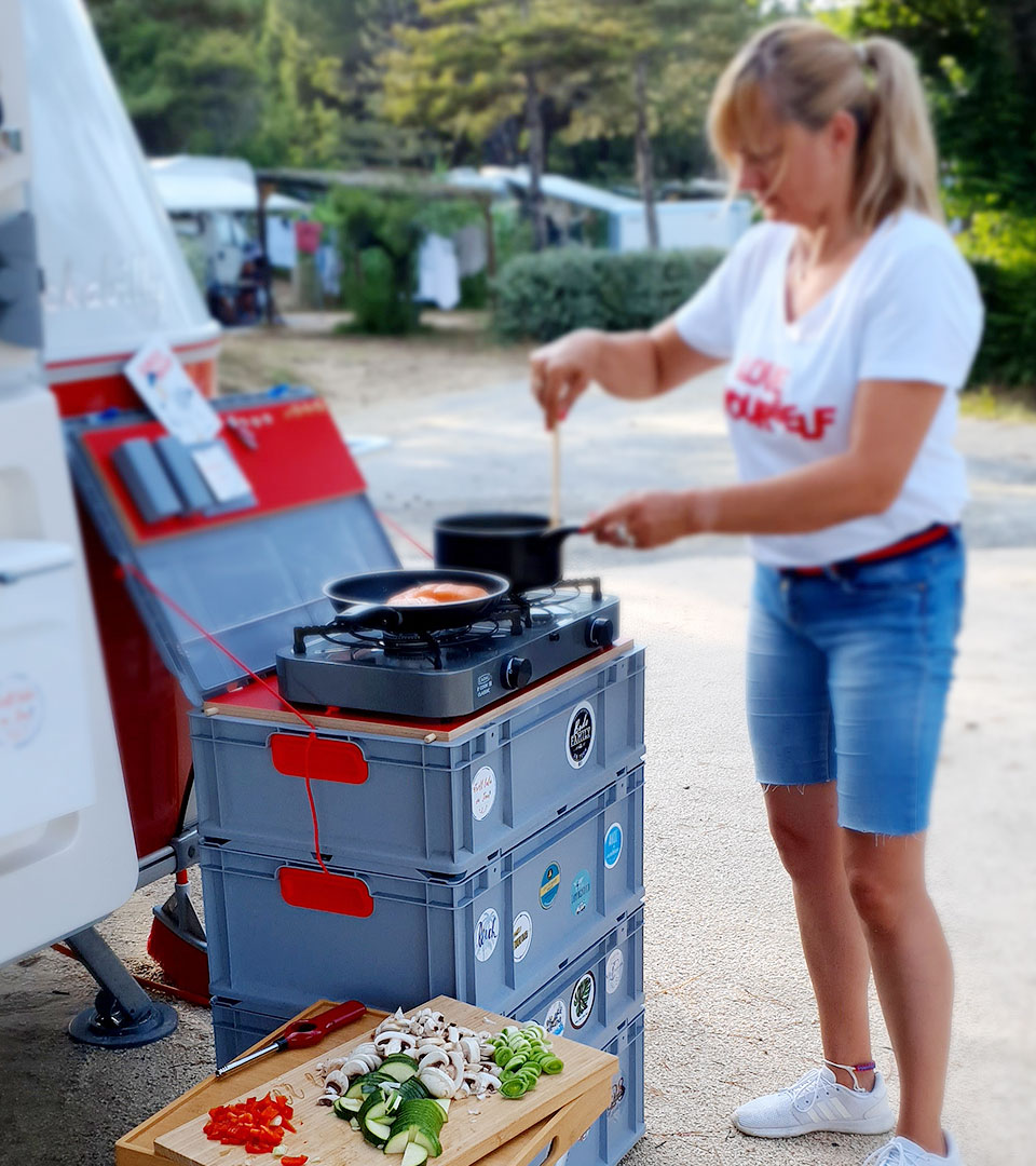 https://www.ab-in-die-box.de/media/wysiwyg/Kochen-auf-Outdoorkueche-aus-Euroboxen-960x1080_1_.jpg