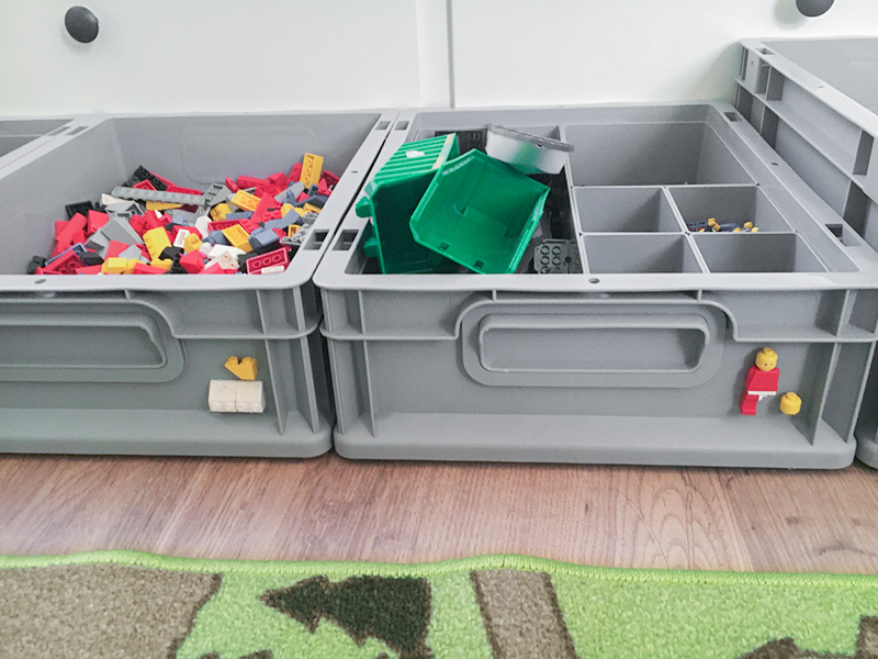 Euroboxen NextGen befüllt und beklebt mit LEGO-Steinen zur Orientierung